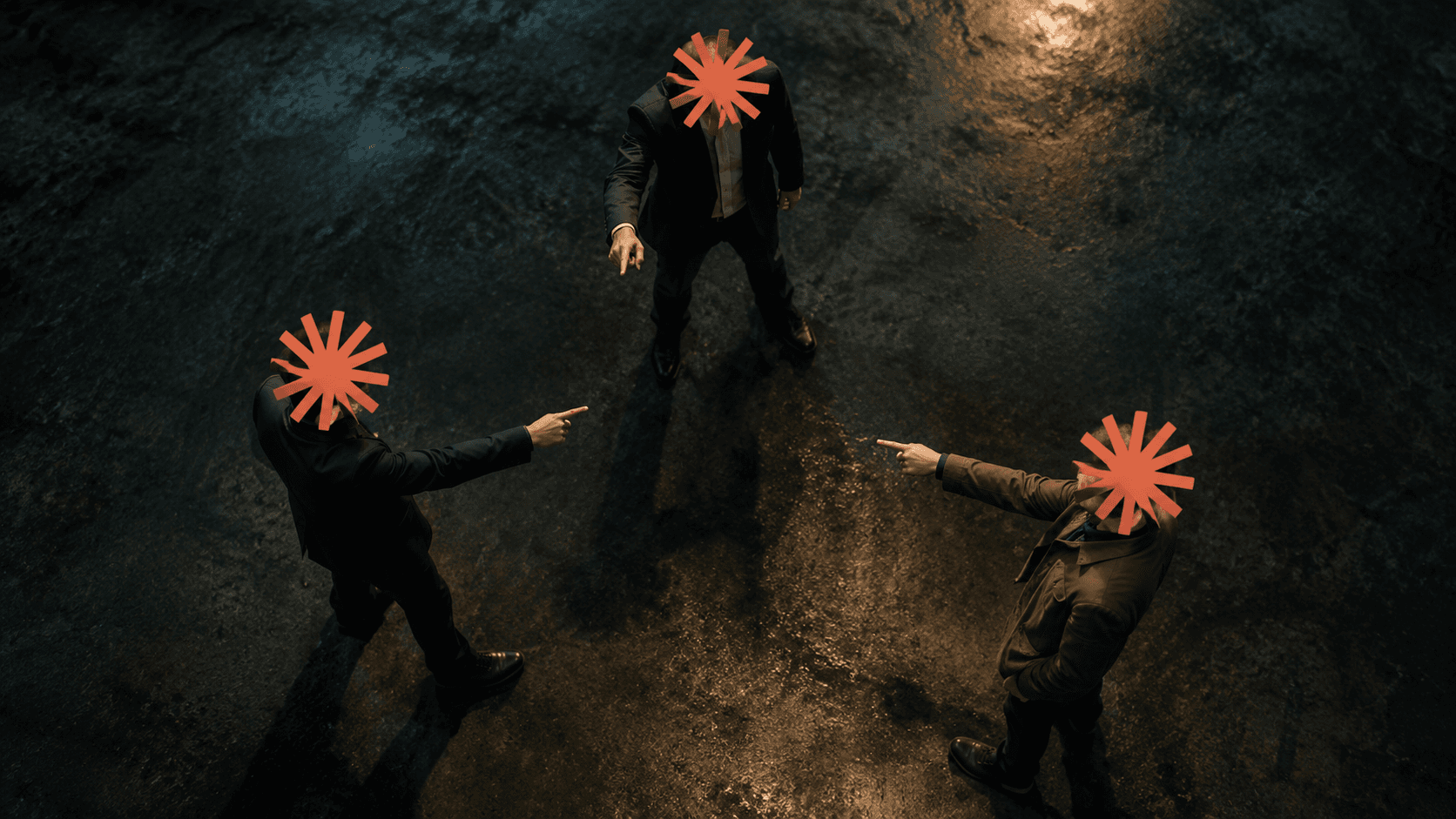 Três homens de terno com a logo da Claude AI no lugar da cabeça apontam uns para os outros em uma cena cinematográfica de acusações e desconfiança.